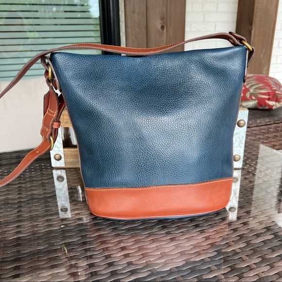 Vintage Coach #4232 Sheffield Bucket Navy with Tan Trim Sheridan Bag - Picture 3 of 10